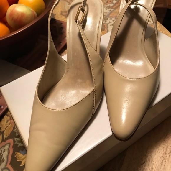 Gorgeous Tan Leather Slingback Pumps by Anne Klein - Picture 15 of 16